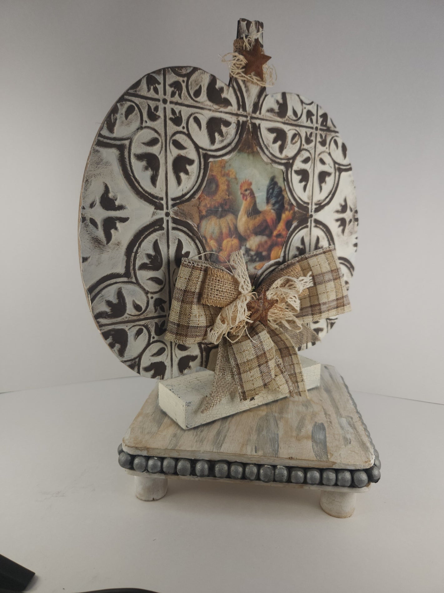 Farm style pumpkins shelf sitter